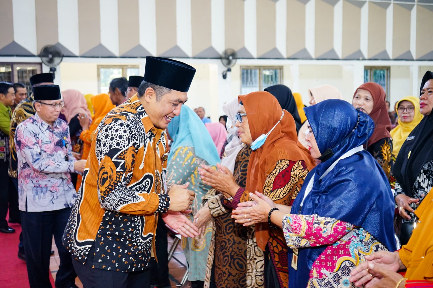 Bupati Magelang Zaenal Arifin saat menyerahkan SK Pensiun TMT 1 Agustus &ndash; 1 Desember 2023.