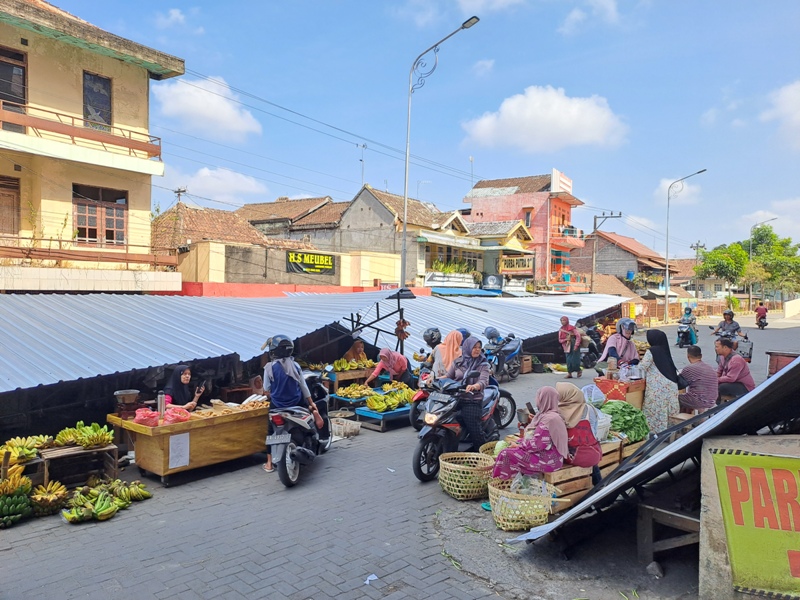 Meski kios telah dirobohkan, para pedagang lesehan Pasar Muntilan tetap berjualan, kemarin.