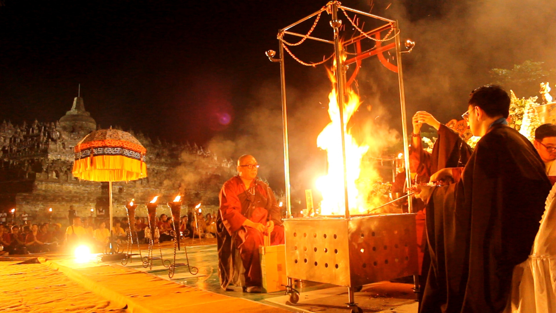 Umat Buddha dari majelis Madha Tantri dan Kasogatan menggelar upacara Api Homa di Candi Borobudur untuk membersihkan diri dari karma buruk.