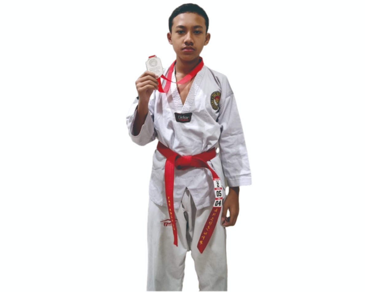 Defandra  Praditnya Maulana, siswa SMP Muhammadiyah 1 Alternatif Kota Magelang yang meraih medali perak di ajang Kemenpora Taekwondo Championship 2023.