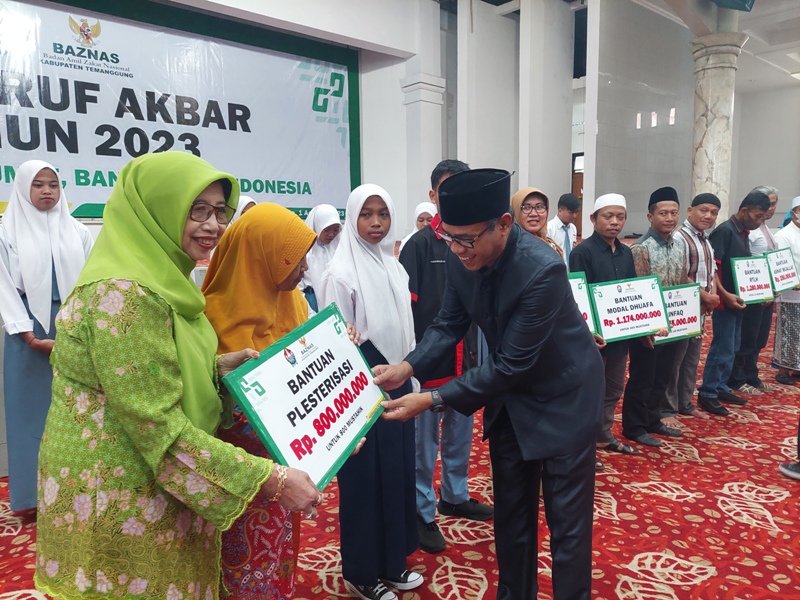 Bupati Temanggung Muhammad Al Khadziq menyerahkan bantuan Baznas kepada para mustahiq, Selasa (1/8/2023).