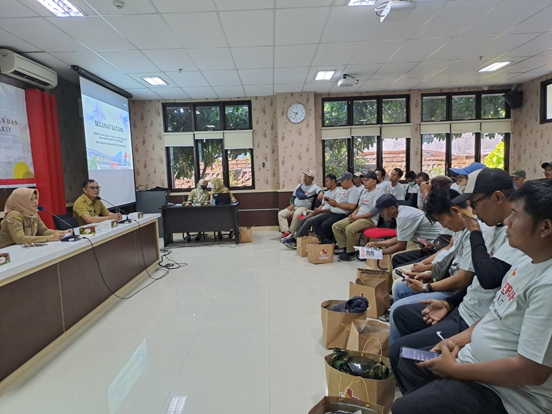 Para petugas ambulans desa mendapatkan pembekalan layanan alur rujukan dan manajemen pasien pra rumah sakit.