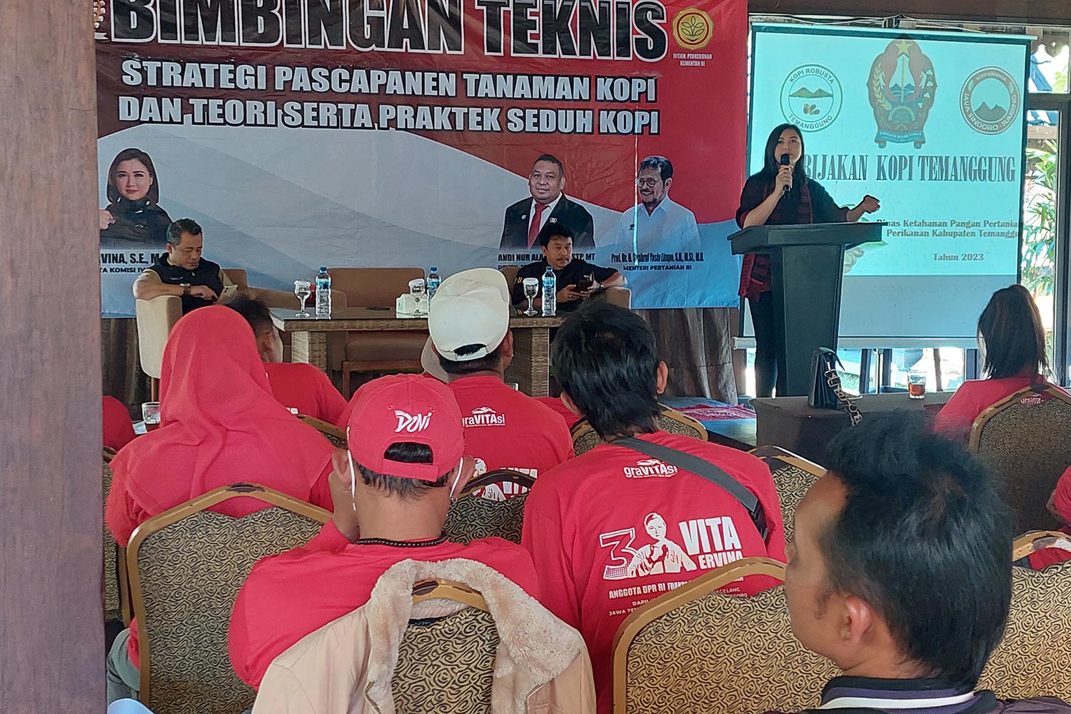 Anggota Komisi IV DPR RI dari Fraksi PDI Perjuangan Vita Ervina dalam bimbingan teknis penanganan kopi pasca panen di Jambu Klutuk Resort Temanggung, Selasa (1/8/2023).