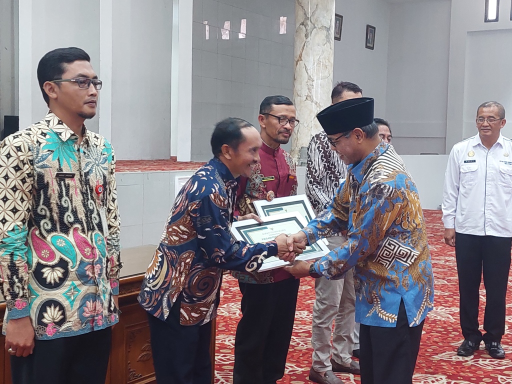 Bupati Temanggung Muhammad Al Khadziq menyerahkan penghargaan kepada desa yang mencapai target pencatatan data penduduk, Rabu (2/8/2023).