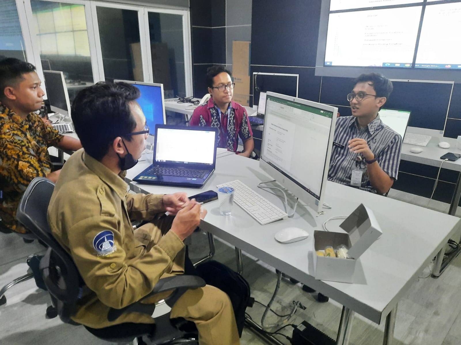 Proses penilaian indeks keamanan informasi Pemkab Magelang oleh tim Diskominfo Jateng.