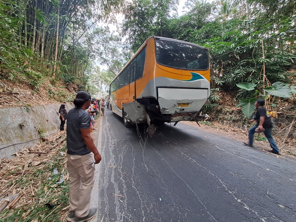 Bus karyawan yang terguling berhasil diderek. Sehingga arus lalu lintas kembali normal.