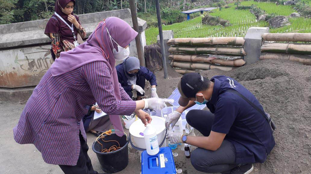 Tim DLH Kabupaten Wonosobo melakukan pengecekan mutu air Sungai Serayu di Sipingit, Kalibeber, Wonosobo yang diduga tercemar.
