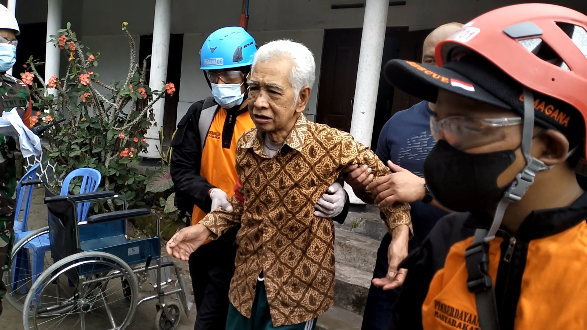 Warga lansia Desa Dukun, Kabupaten Magelang dievakuasi usai mendengar suara sirine dan kentongan saat simulasi penanganan korban terdampak erupsi Gunung Merapi, Minggu (6/8/2023).