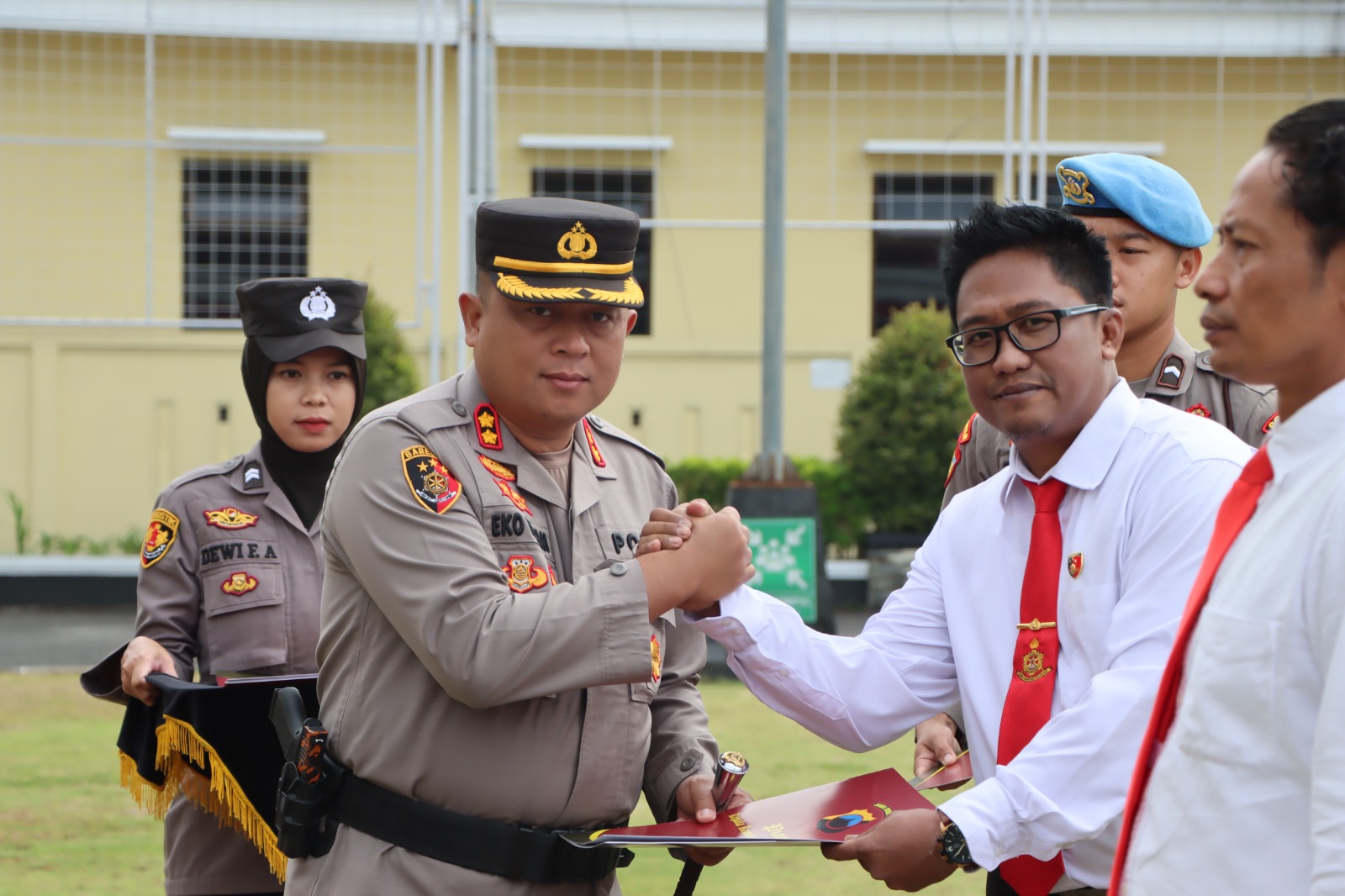 Kapolres Wonosobo AKBP Eko Novan Prasetyopuspito menyerahkan penghargaan kepada anggota Satuan Reserse Narkoba, Senin (7/8/2023).