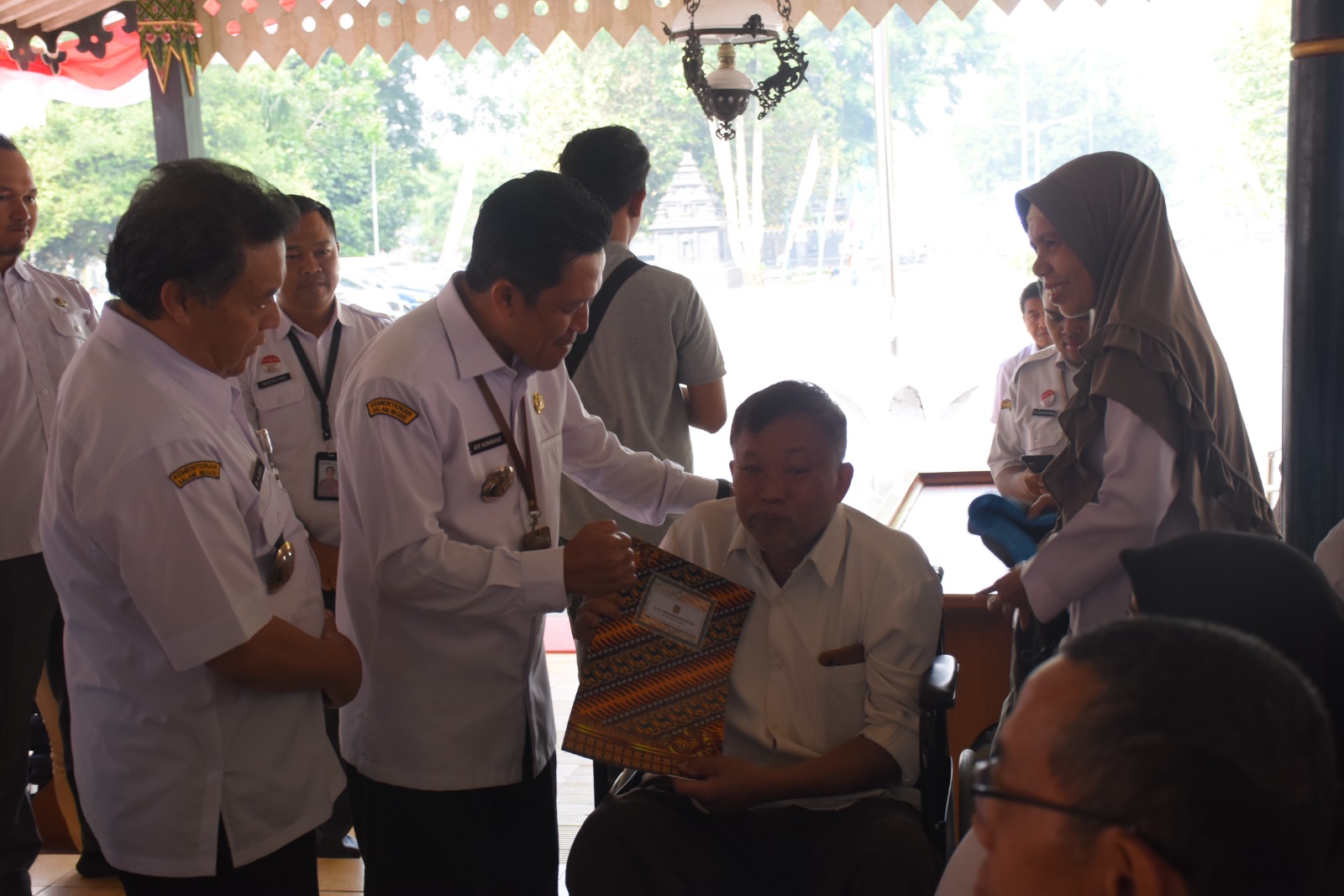 Bupati Wonosobo Afif Nurhidayat bersama Wabup Muhammad Albar menyerahkan SK pensiun PNS, Rabu (9/8).