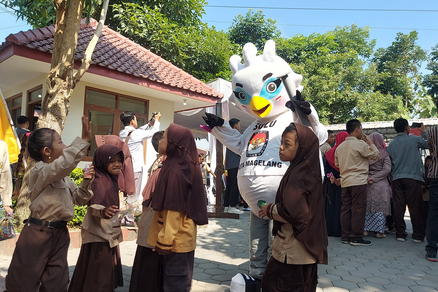 KPU Kota Magelang melakukan sosialisasi Pemilu 2024 di SLB Negeri Kota Magelang, Kamis (10/8/2023).