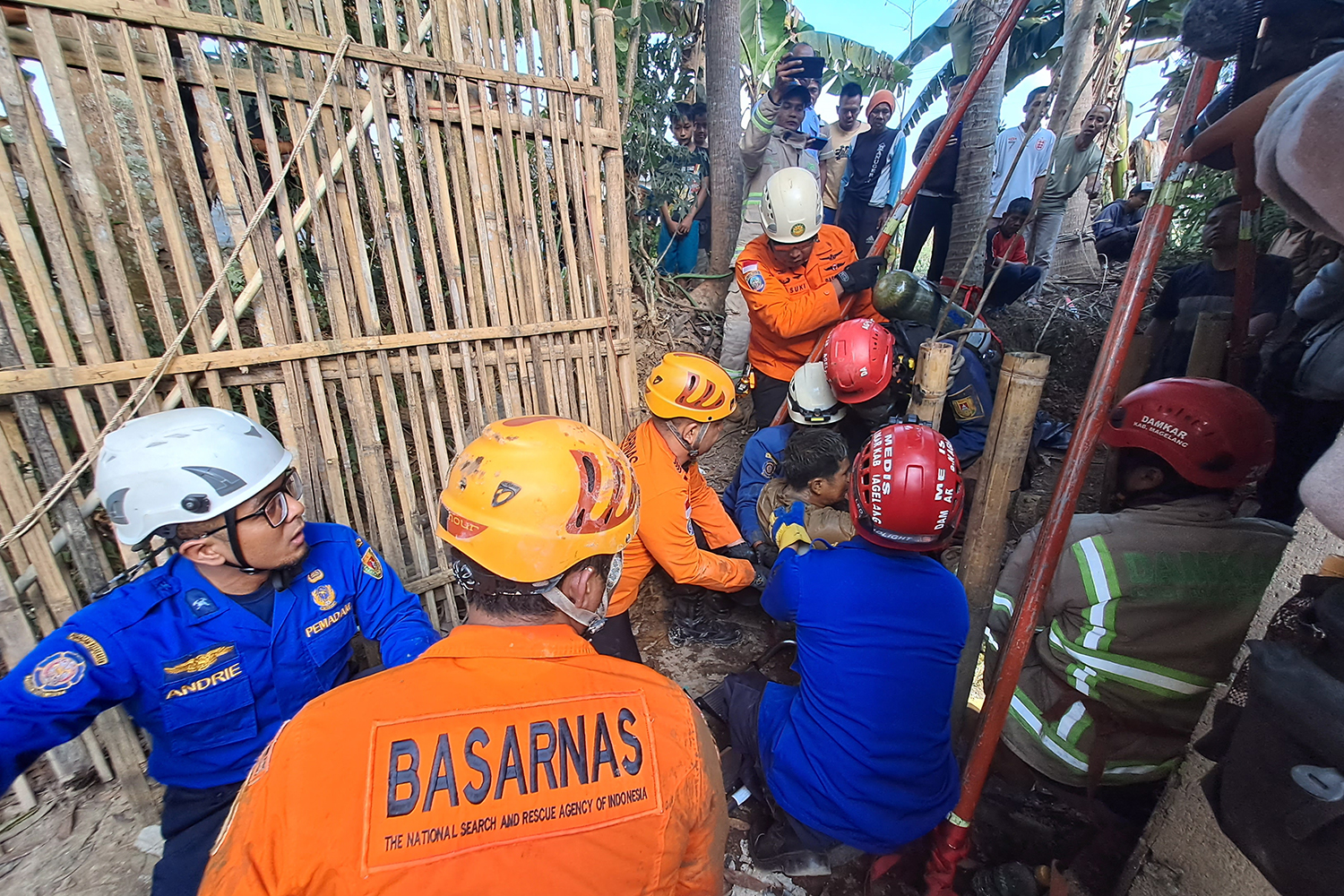 Tim SAR gabungan saat mengevakuasi bapak dan anak yang tercebur sumur di Dusun Jetis, Desa Dawung, Kecamatan Mungkid, Kamis (10/8/2023).