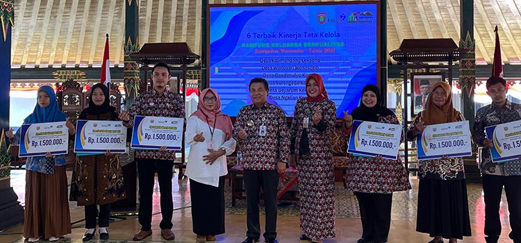 Wakil Bupati Muhammad Albar bersama Kepala DPPKBPPPA Wonosobo Dyah Retno Sulistyowati menyerahkan apresiasi pada desa terbaik kampung KB.