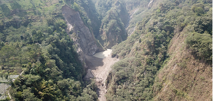 Kondisi tebing di atas Sungai Senowo Dusun Trono, Desa Krinjing, Kabupaten Magelang yang mengalami longsor hingga menutup aliran sungai.