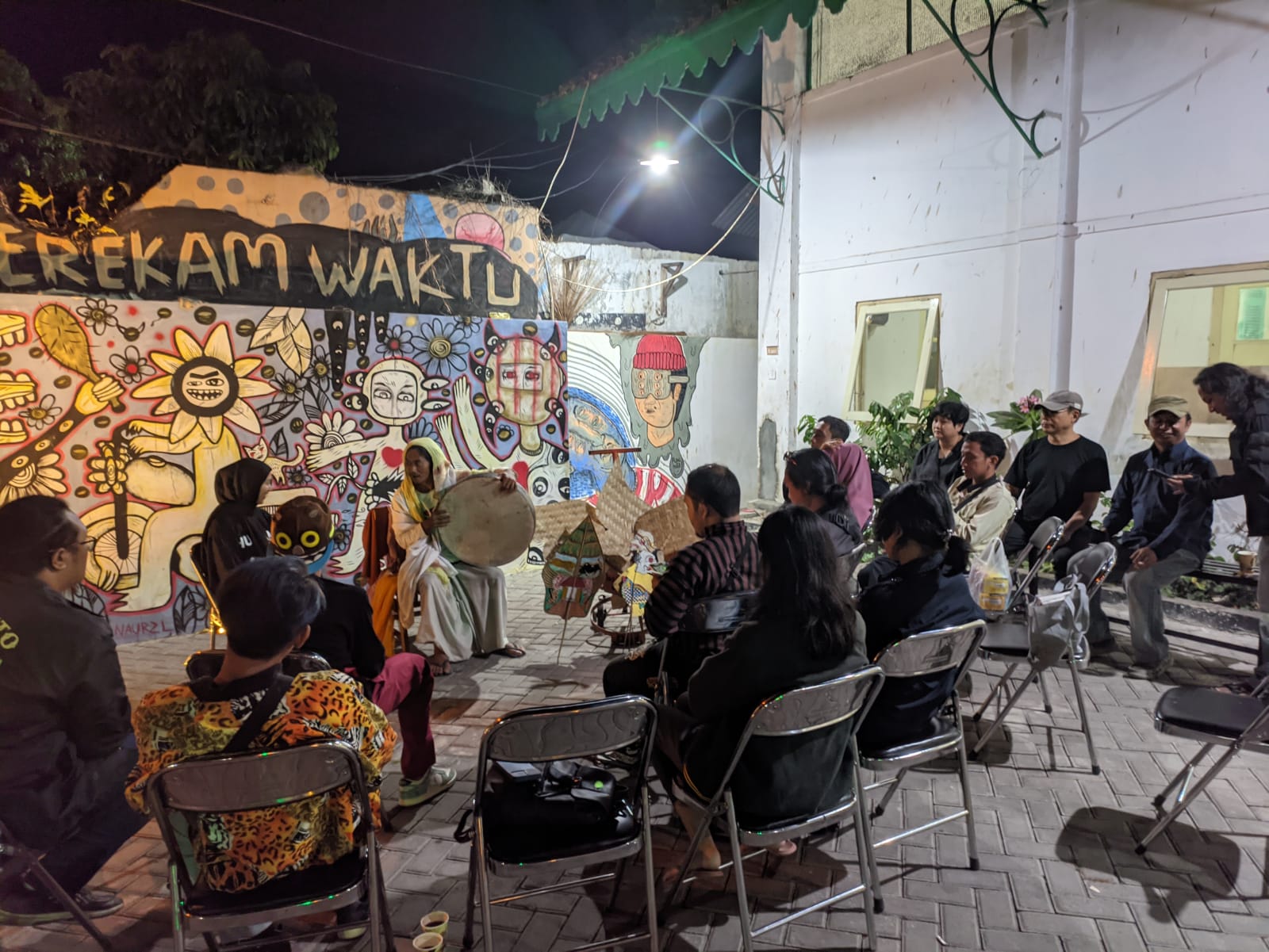 Para seniman Magelang bermain kentrung dengan alat terbang besar dan wayang dalam acara &ldquo;Seniman Siap Menghadapi Pemilu 2024&rdquo;, di Lokabudaya Alun-Alun Kota Magelang, Sabtu (12/8/2023).