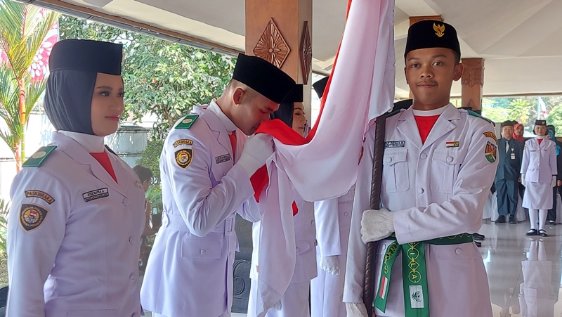 Pasukan Pengibar Bendera Pusaka (Paskibraka) Kota Magelang 2023 mencium bendera merah putih. Paskibraka ini dikukuhkan Wali Kota Magelang dr Muchamad Nur Azi di Pendopo Pengabdian, Selasa, (15/8).