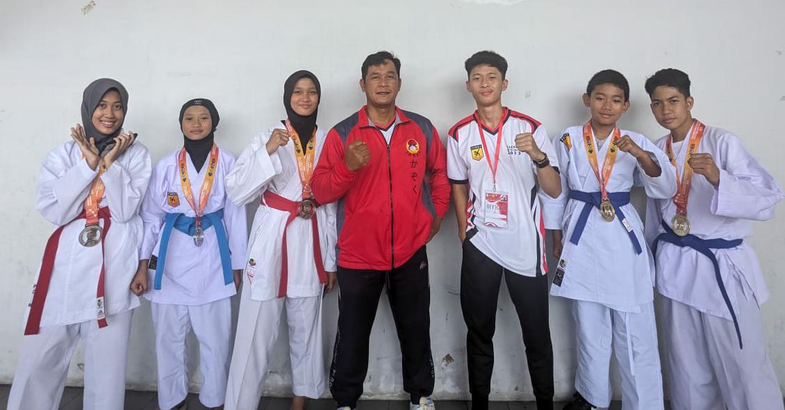 Lima atlet karate SMP Mutual Magelang bersama Haikal Reza Helmi