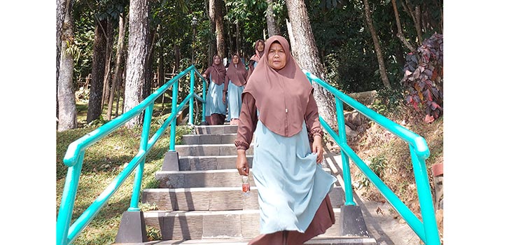 Peziarah turun dari Kebun Raya Gunung Tidar. Pengunjung harus bisa menaklukkan 1.002 anak tangga naik dan turun.