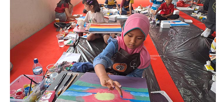 Anak-anak SD kelas 1 hingga 3 serius menggambar di atas kanvas yang digelar di Museum BPK RI.