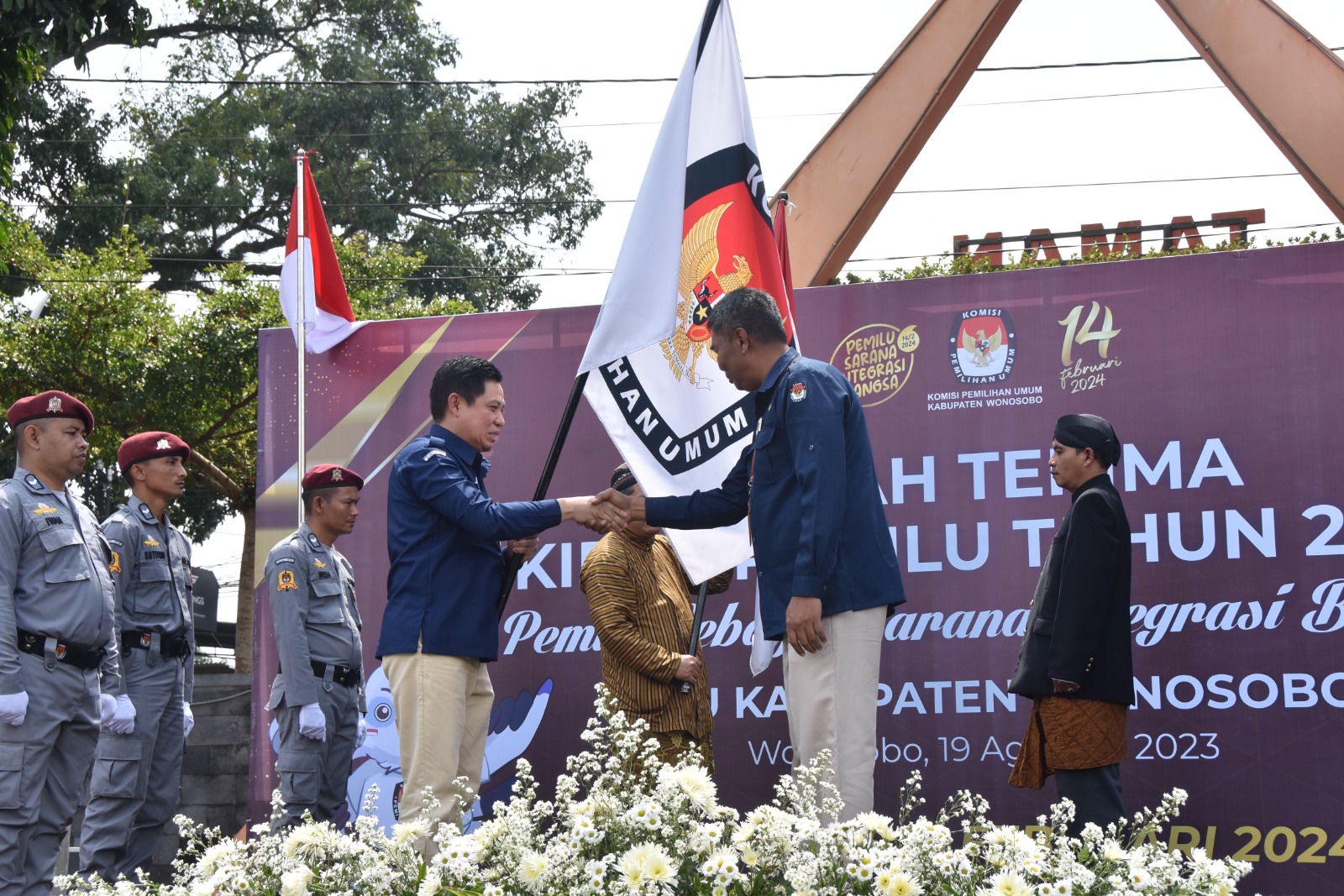 Sekretaris KPU Kabupaten Temanggung berjabat tangan dengan Sekretaris KPU Kabupaten Wonosobo, Sabtu (19/8/2023) di halaman Gerbang Wisata Mandala Wonosobo.