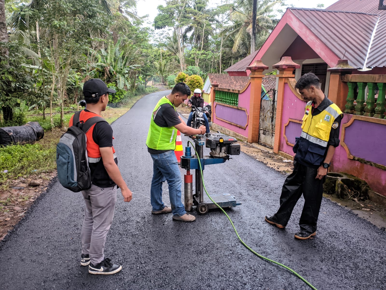 Perbaikan jalan alternatif Kaliwiro-Wadaslintang Kabupaten Wonosobo yang digelontor anggaran Rp 16 miliar.