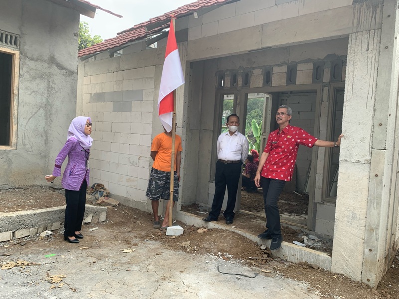 Kepala Disperkim Provinsi Jawa Tengah Arief Djarmiko memantau pembangunan bantuan rumah di Dusun Ngepoh, Desa Pingit, Kecamatan Pringsurat, Kabupaten Temanggung, Selasa (22/8/2023).
