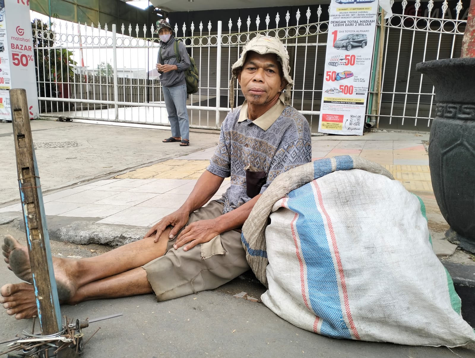 Ramijo, penjual balon berkarakter yang banting setir menjadi pemulung.