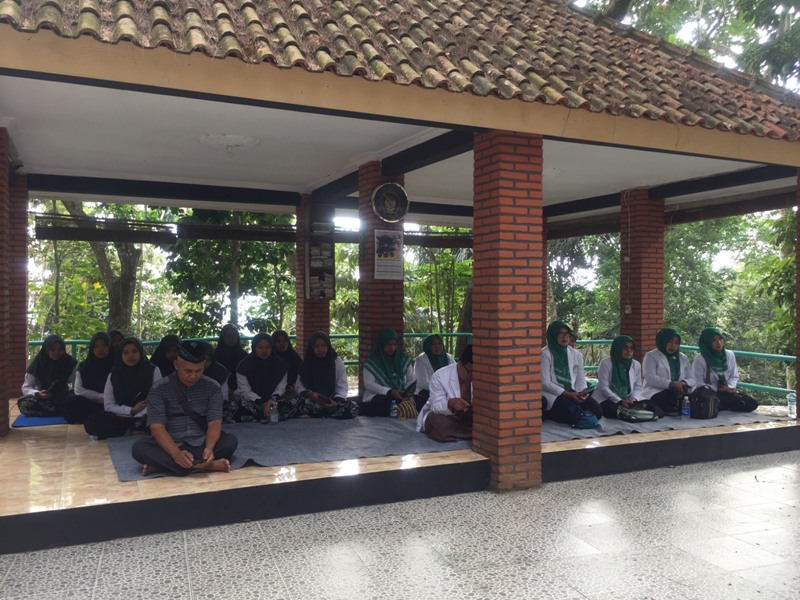 Wakil Wali Kota Magelang M Mansyur saat khataman Alquran dan doa bersama di makam Syekh Subakir di Kebun Raya Gunung Tidar, kemarin.