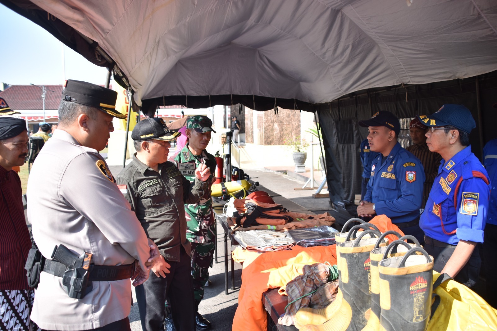 Kapolres Wonosobo AKBP Eko Novan Prasetyo Puspito bersama Wabup Muhammad Albar meninjau peralatan usai apel di Polres Wonosobo, Kamis (24/8/2