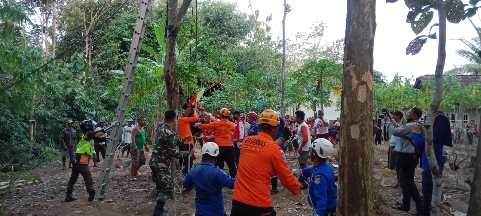 Evakuasi warga yang pingsan di atas pohon, Senin (28/8) oleh Basarnas Unit Borobudur.
