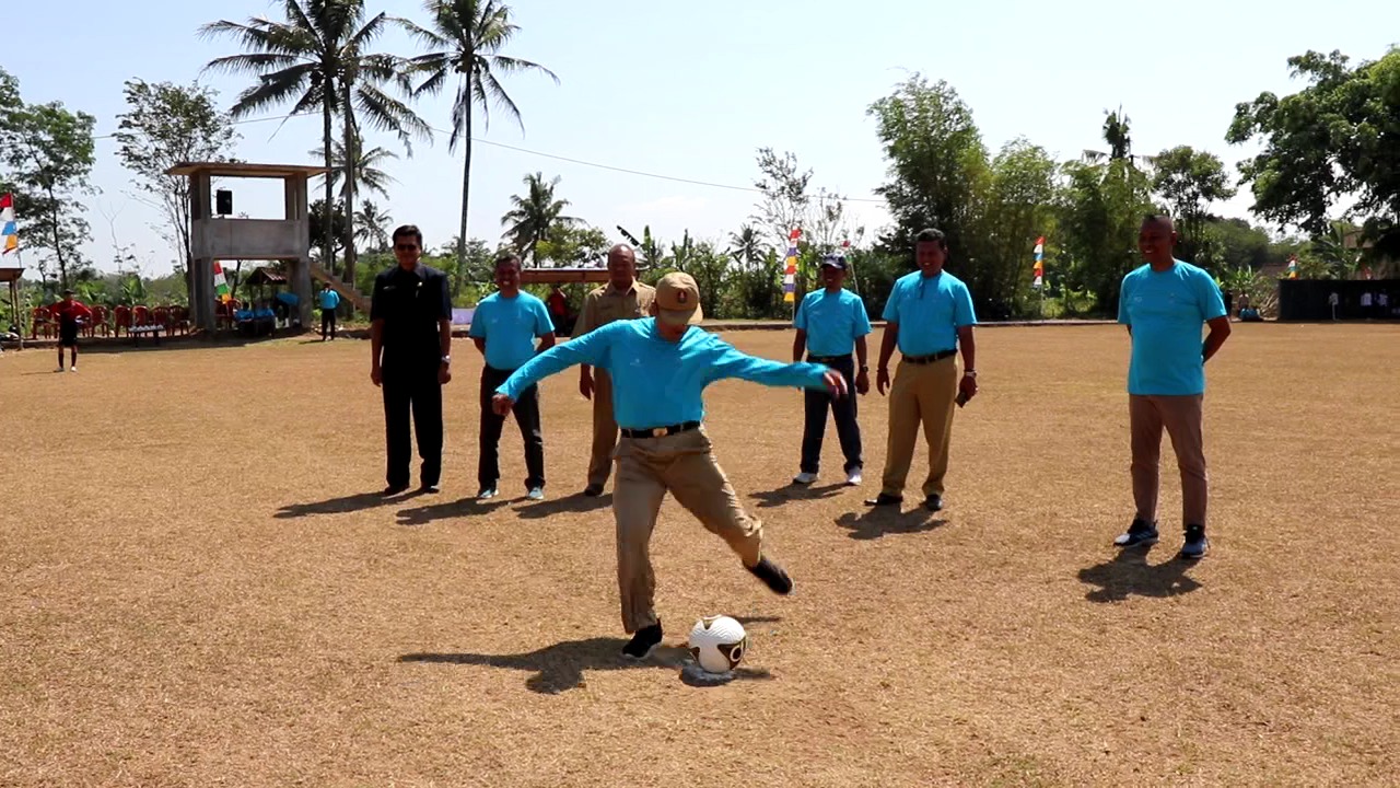 Kepala Dindikpora Kabupaten Temanggung Agus Sujarwo menendang bola dimulainya kompetisi MGMP CUP ke 21, Senin (28/8).