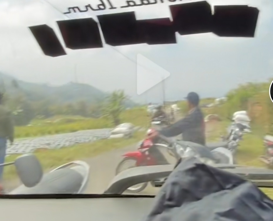 Mobil rombongan wisatawan Nepal Van Java dihadang tukang ojek.