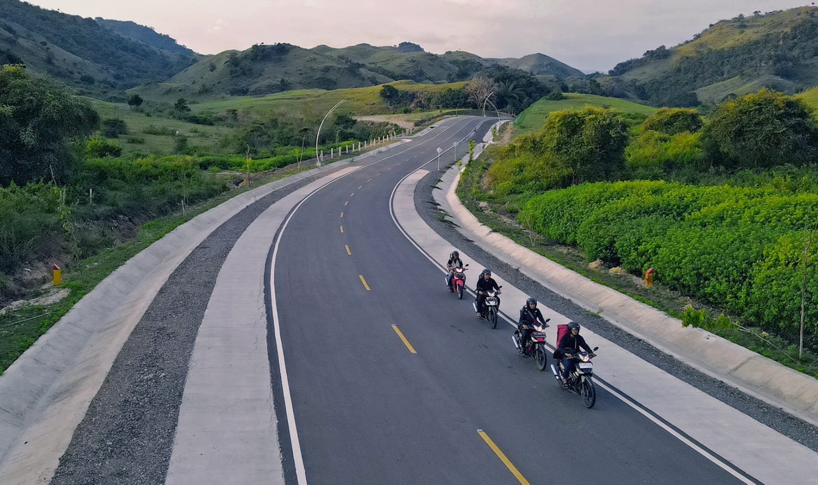 Tim Ekspedisi Indonesia Baru ketika menyelesaikan perjalanannya selama 424 hari menjelajah kepulauan Indonesia dengn start dari tol Khayangan Dieng