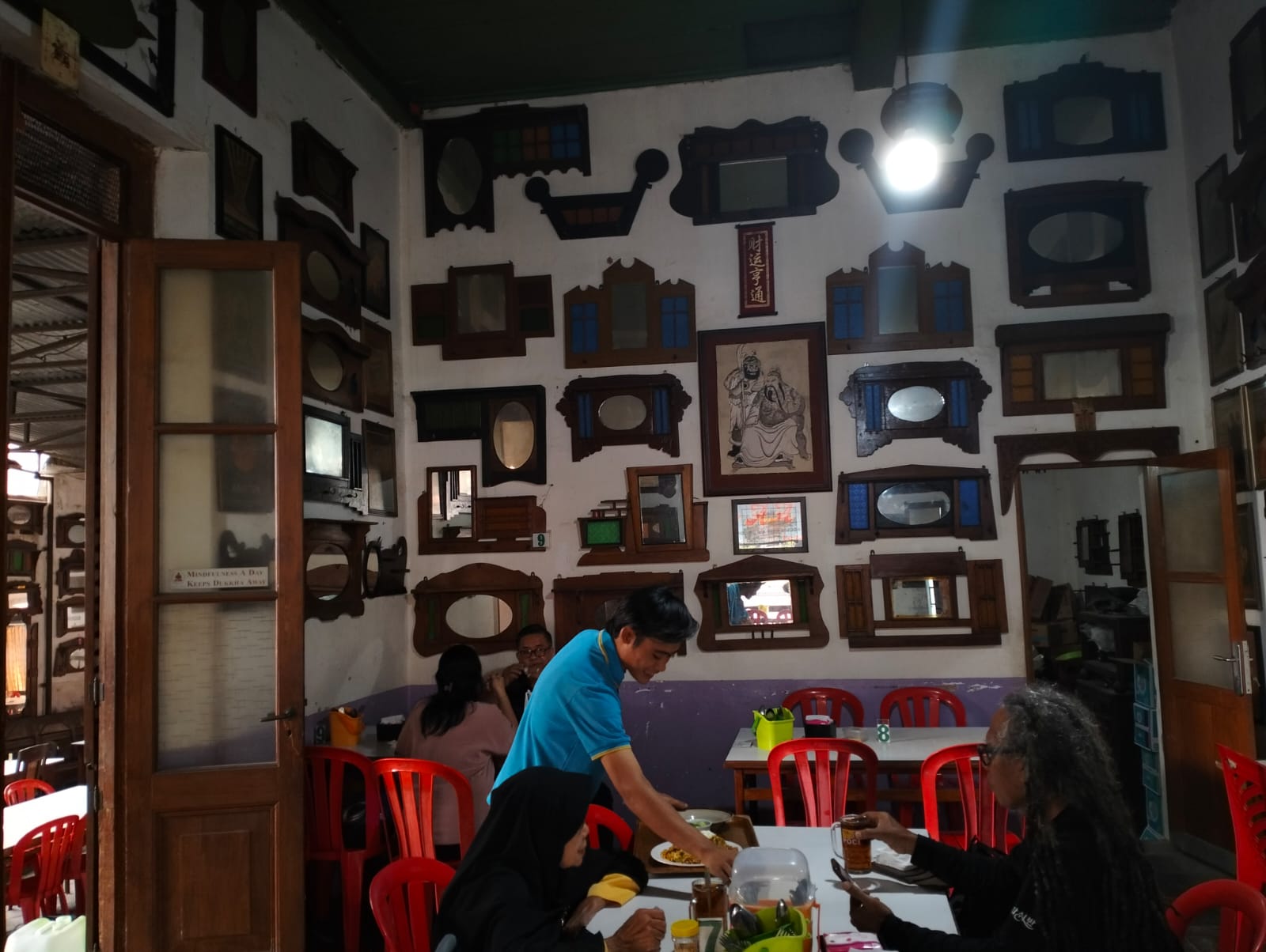 Interior cermin antik kapstok dipajang di dinding warung Mie AA.
