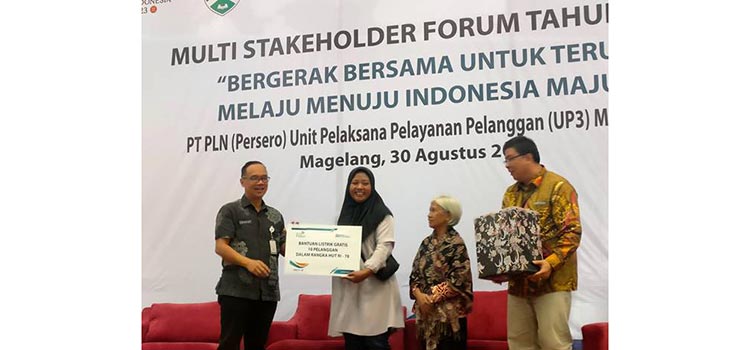 Wali Kota Magelang dr Muchamad Nur Aziz bersama Manajer PLN UP3 Magelang Hanfi Adhrean Abidin secara simbolis menyerahkan bantuan listrik gratis kepada warga kurang mampu di Hotel Atria Magelang, Rabu