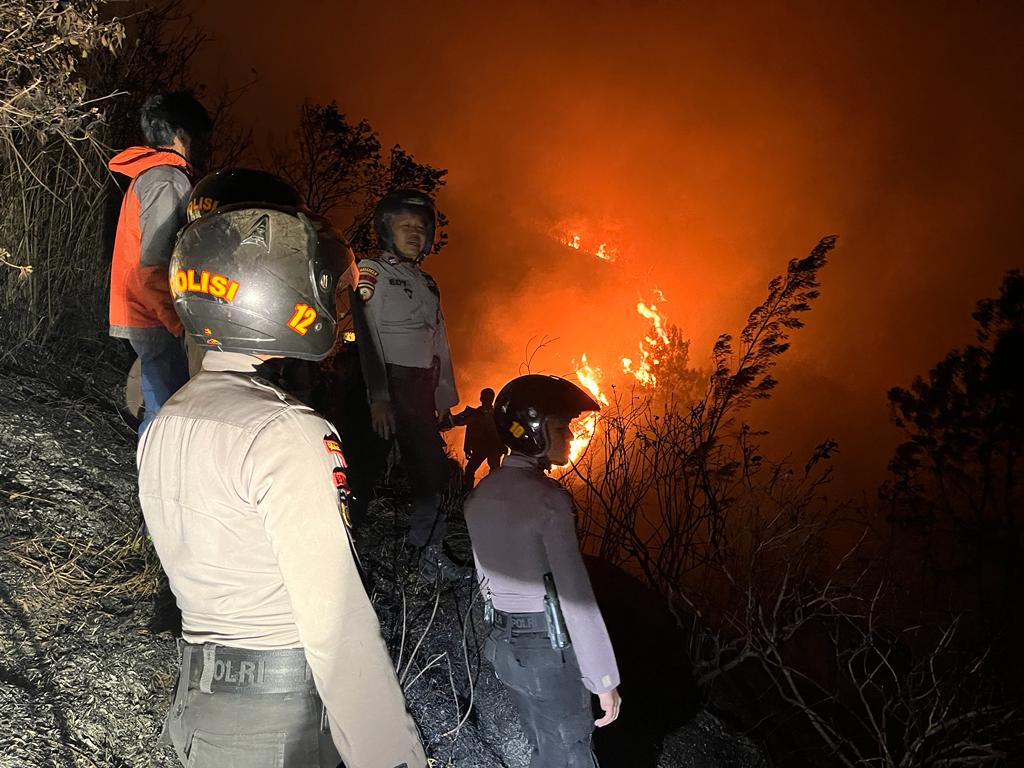 Kebakaran di lerang Gunung Sumbing masuk wilayah Wonosobo masih berkorbar. Petugas tim gabungan berupaya memadamkan api.