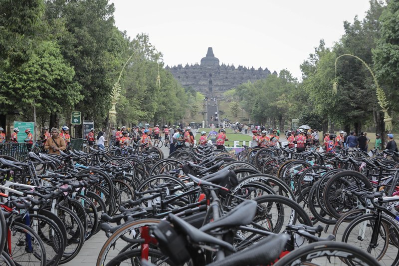 Bank Jateng Tour de Borobudur XXIII mengambil finis di Taman Lumbini Candi Borobudur.