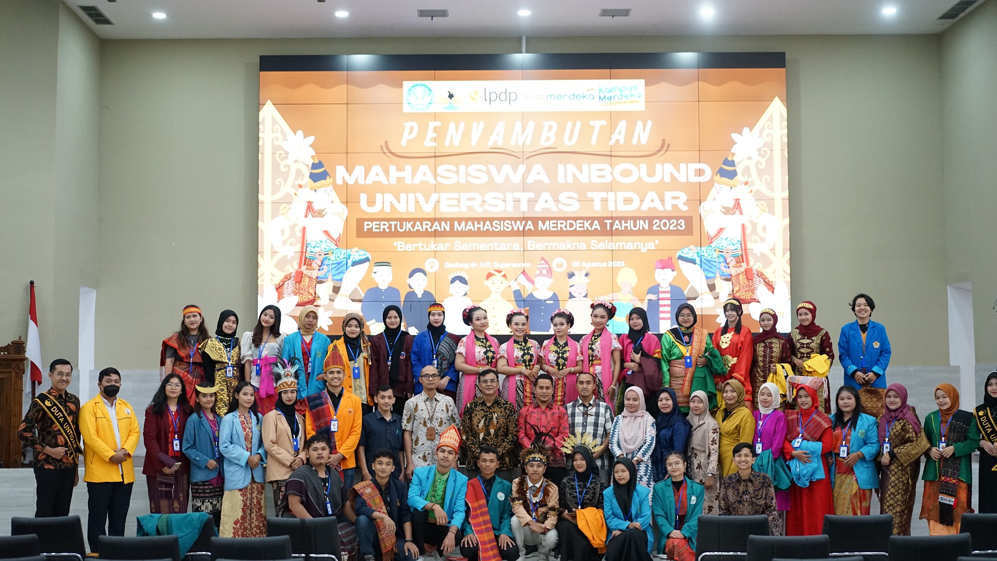 Kepala Biro Akademik, Kemahasiswaan, dan Kerja Sama UNTIDAR Drs. Giri Atmoko, M.Si bersama para mahasiswa PMM di Gedung dr. H. R. Suparsono UNTIDAR, (26/8/2023).