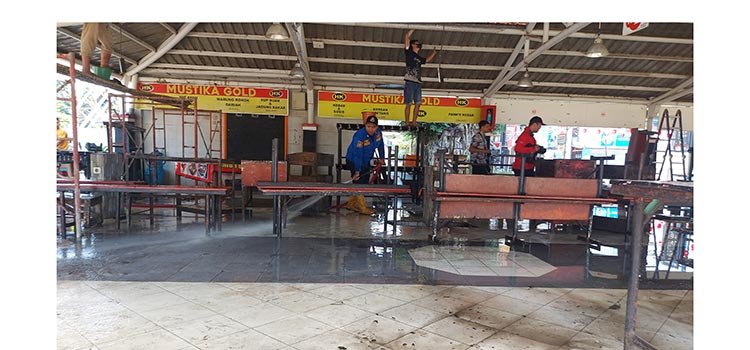 Pedagang Tuin Van Java (TVJ) bersih-bersih dan pengecatan area selter, Selasa (5/9/2023) selama libur.