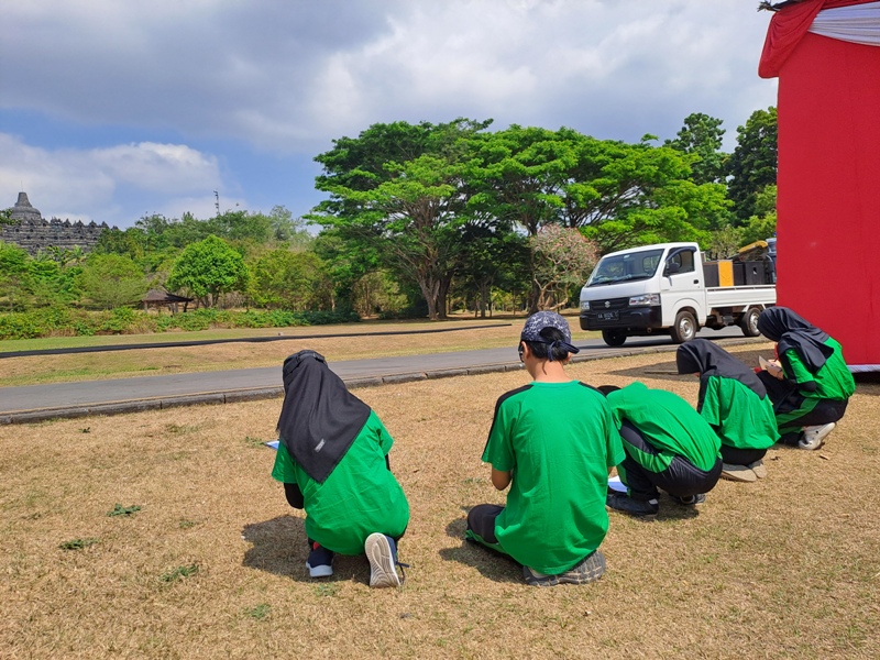 Siswa-siswi SLB Negeri 2 Bantul membuat sketsa Candi Borobudur pada kunjungannya di TWCB, Selasa (12/9/2023).