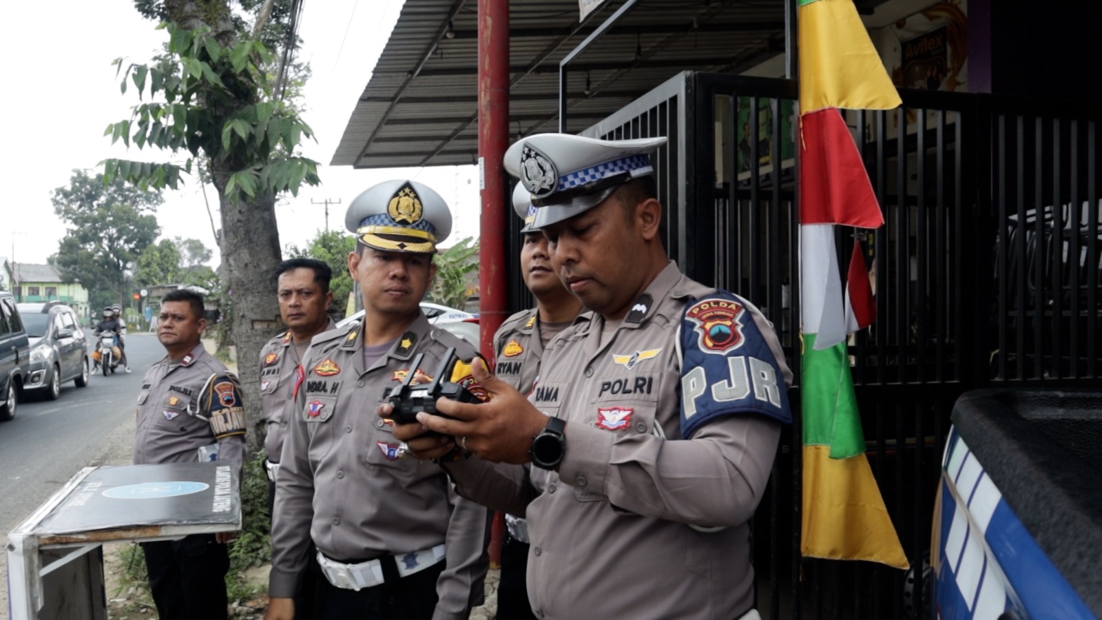 Tim Ditlantas Polda Jateng dan Polres Wonosobo saat ujicoba ETLE Drone di simpang empat Selomerto.
