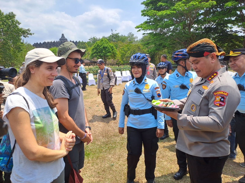 Kabaharkam Polri Komjen Pol Muhammad Fadil Imran menawarkan jajanan tradisional ke wisatawan mancanegara di Kawasan Candi Borobudur, Rabu (13/9/2023).