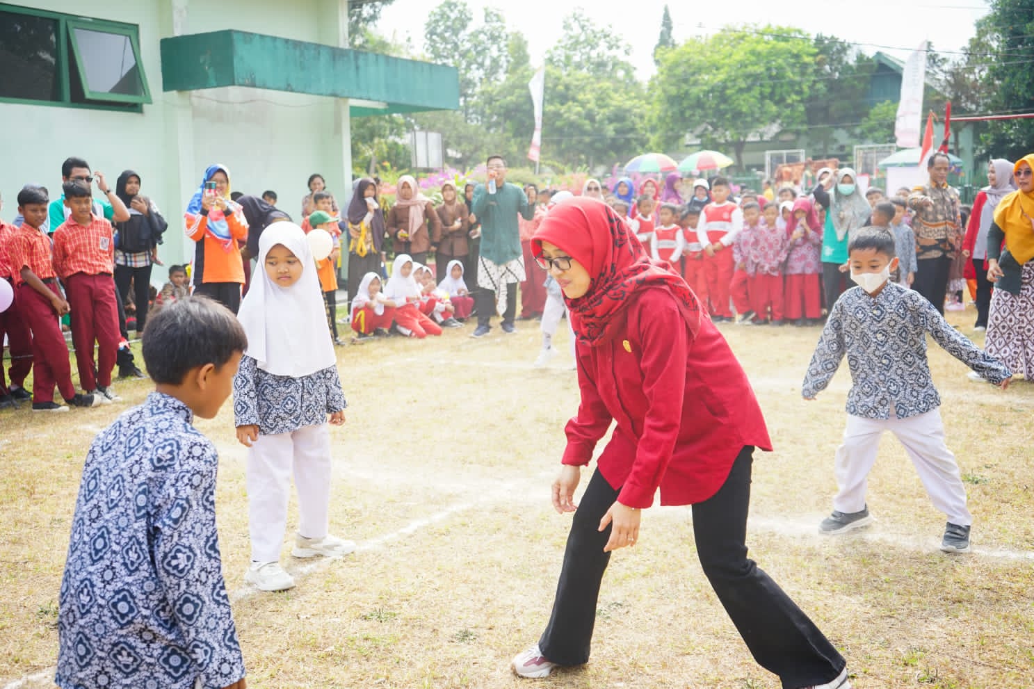 Bunda PAUD Kabupaten Magelang Christanti Handayani bermain bersama anak-anak.