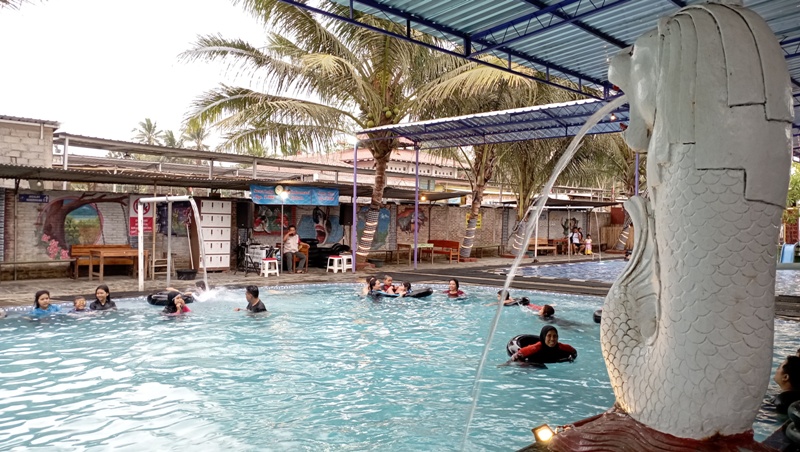 Pengunjung menikmati kolam air hangat di Desa Sumberarum, Kecamatan Tempuran, Kabupaten Magelang. Air hangat ini tidak mengandung belerang.