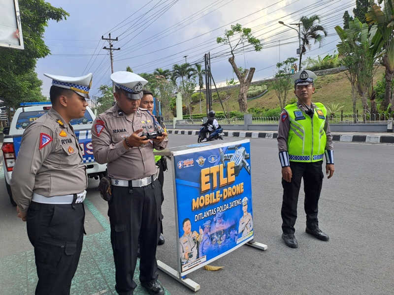 Tim Ditlantas Polda Jateng terbangkan ETLE drone di simpang Kebonpolo, Kota Magelang, Jumat (15/9/2023).