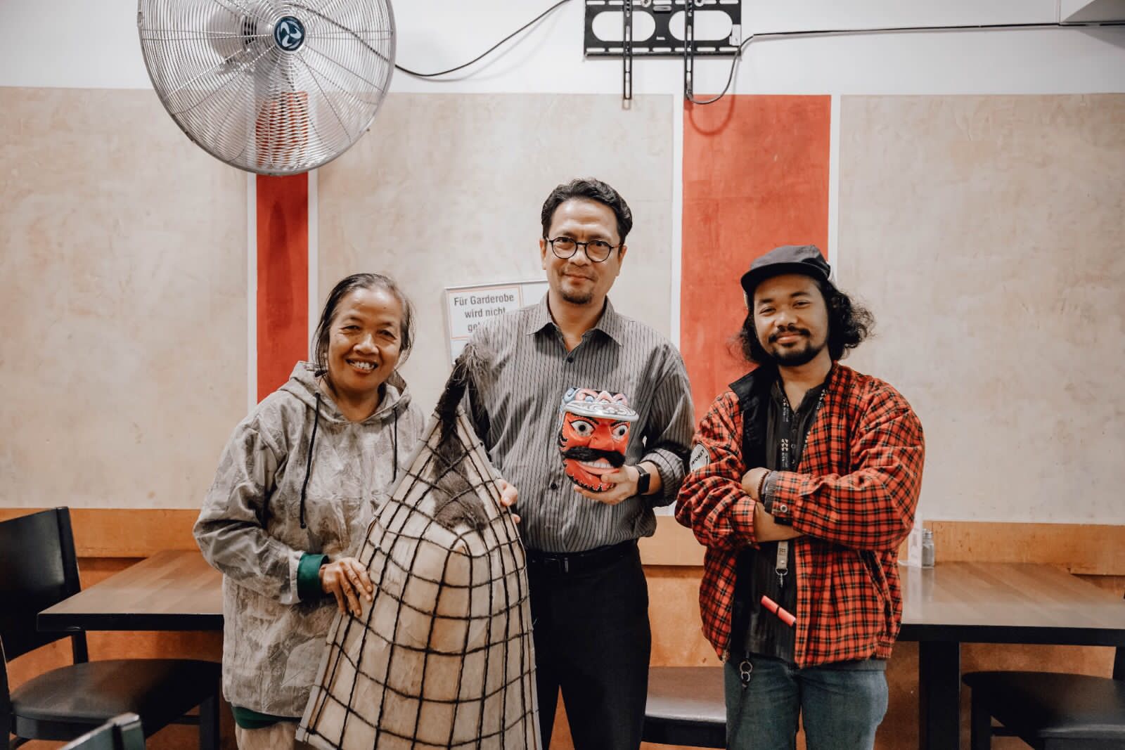 Mulyani dan Moch Alvi Majid menyerahkan bundengan dan topeng di KBRI Jerman.