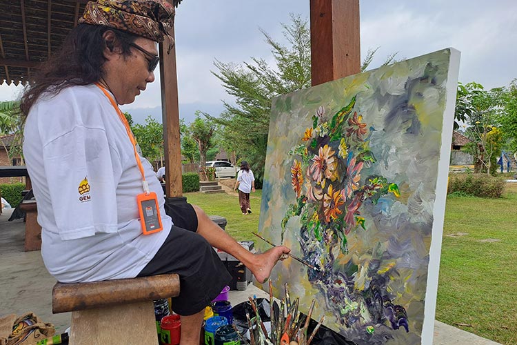 Seniman internasional melukis on the spot di Balkondes Wanurejo, Kabupaten Magelang, Minggu (17/9/2023).
