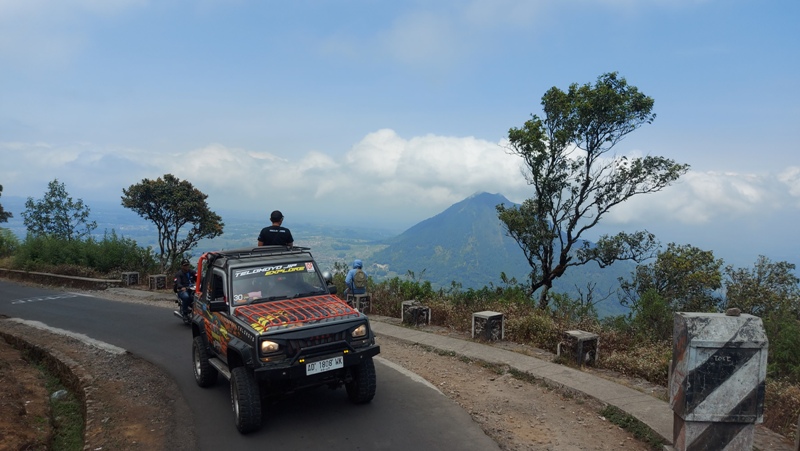 Jeep akan membawa wisatawan naik Gunung Telomoyo.