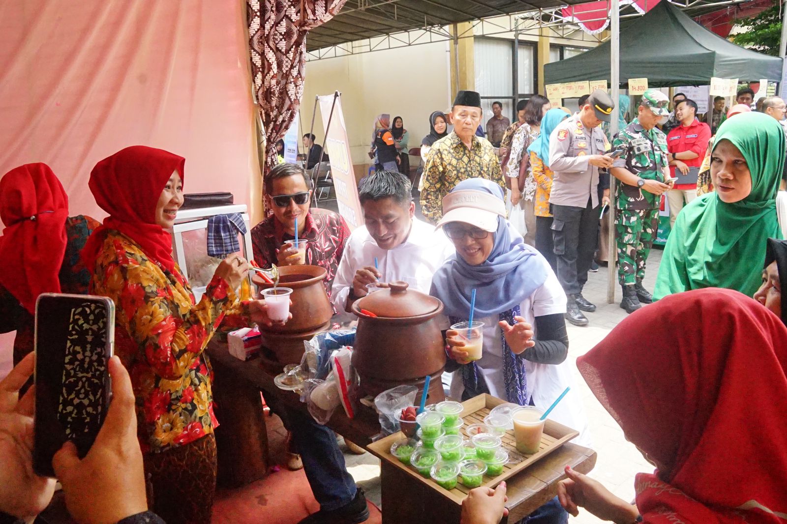 Bupati Magelang Zaenal Arifin didampingi Ketua Tim Penggerak PKK Kabupaten Magelang Christanti Handayani mencicipi minuman di salah satu stan Festival Lapak Pilar di Kecamatan Tempuran.