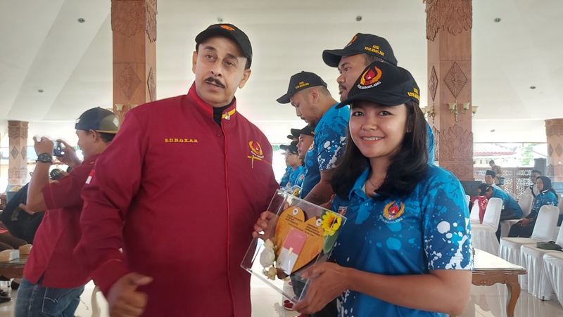 Para atlet peraih medali di Porprov ke-16 Jawa Tengah 2023 mendapatkan hadiah berupa emas dari Dewan Penyantun KONI Kota Magelang, Selasa (19/9/2023).